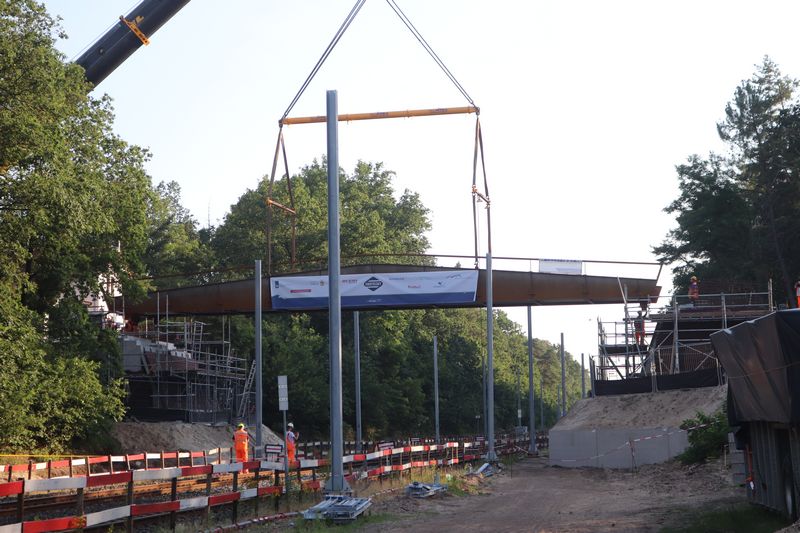Plaatsing brug over de Maaslijn bij Molenhoek.
